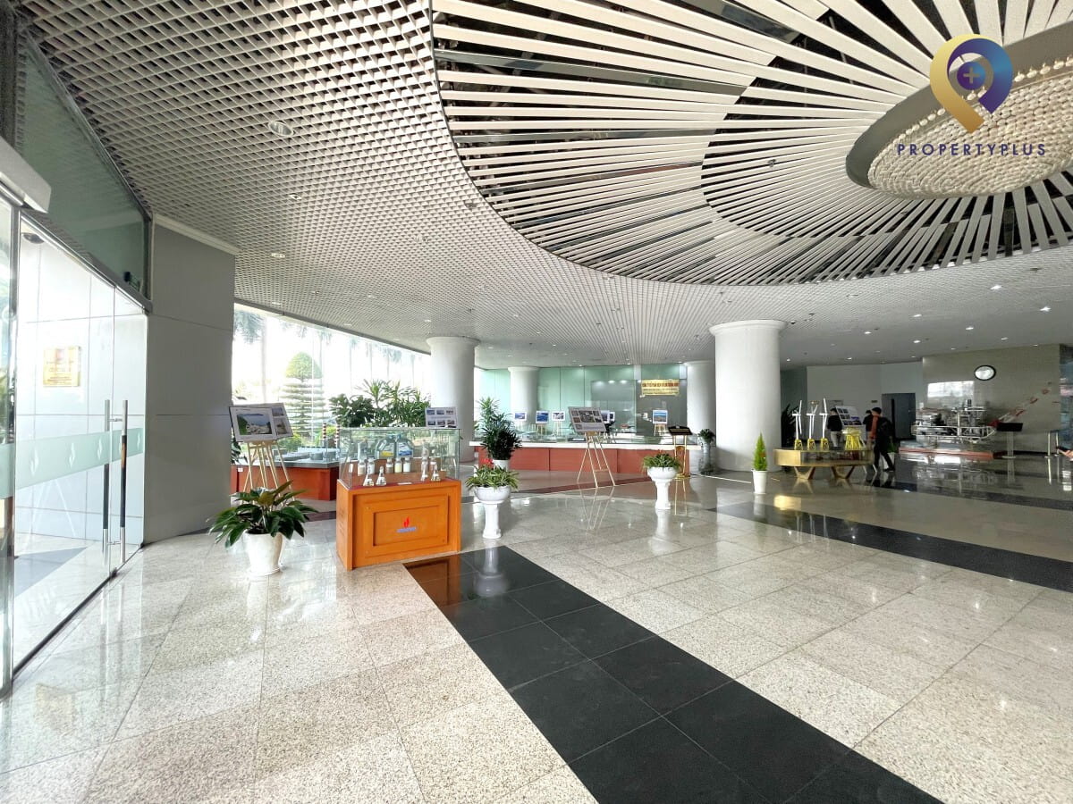 Quầy lễ tân tòa nhà VPI Tower với bảng tên và logo Viện Dầu Khí Việt Nam